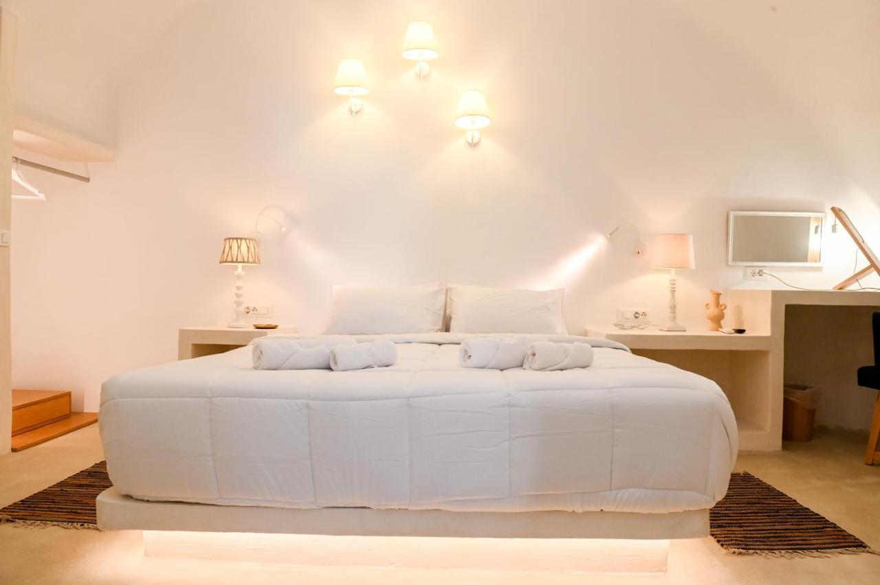 Three Bells Suites Firostefani Bagian luar foto