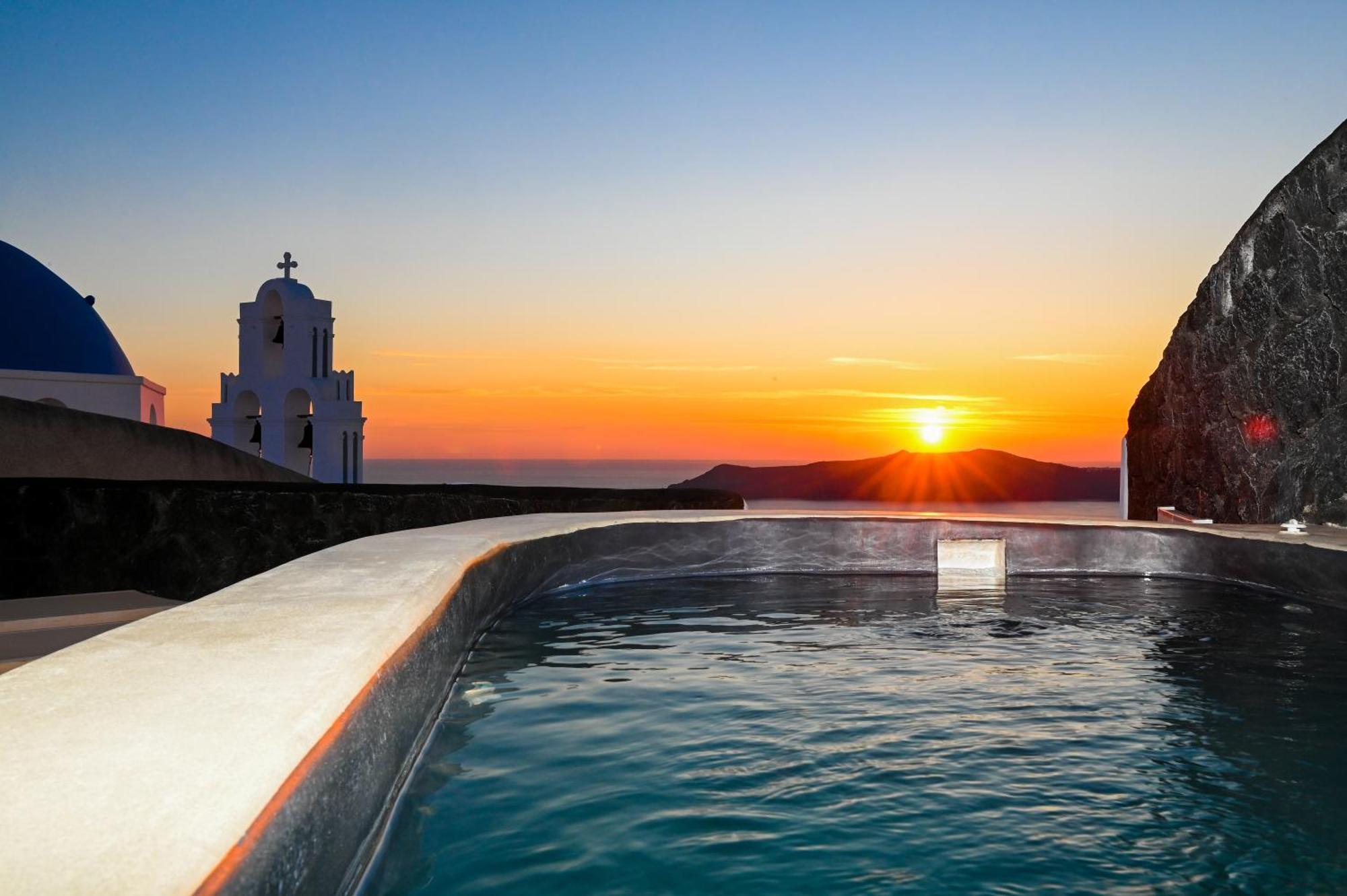 Three Bells Suites Firostefani Bagian luar foto