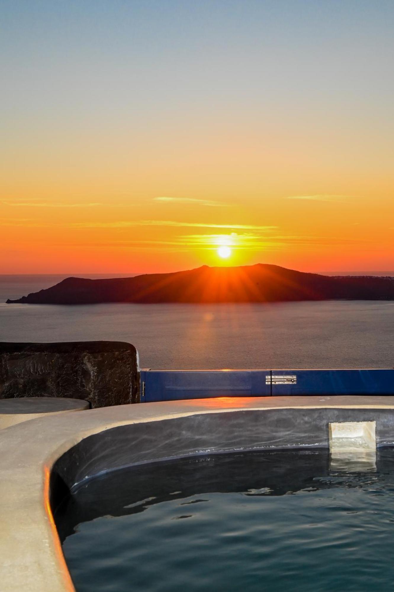 Three Bells Suites Firostefani Bagian luar foto